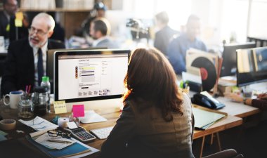 Ofiste çalışan iş adamları