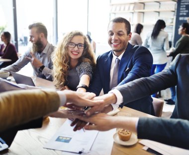 İnsanlar ellerini yığını yapma