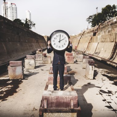 İşadamı saat kavramı ile