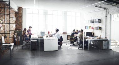 Ofiste çalışan iş adamları