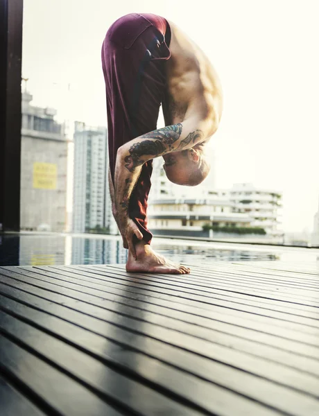 Hombre practicando Pose Yoga — Foto de Stock