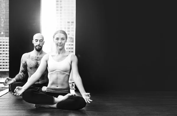 Woman and Man Practicing Pose Yoga — Stock Photo, Image