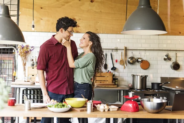 Casal juntos cozinhar — Fotografia de Stock