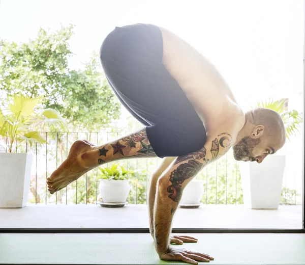 Homem praticando Yoga de dose — Fotografia de Stock