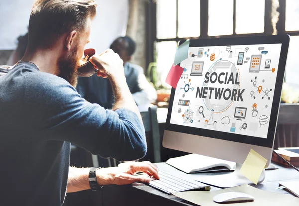 働くビジネスマンと社会的ネットワーク — ストック写真