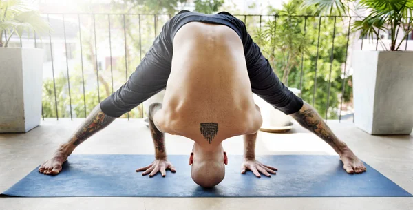 Man Praktek Pose Yoga — Stok Foto