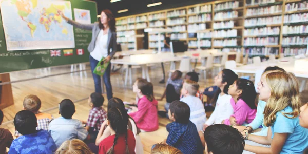 Elever som har lektion i skolan — Stockfoto