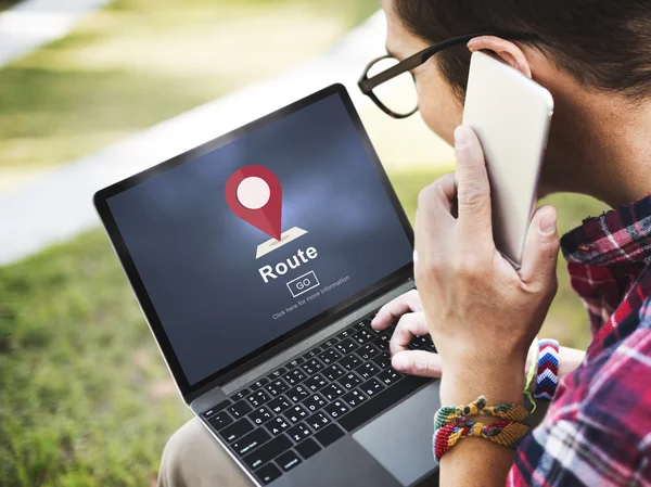 Laptop met route op scherm — Stockfoto