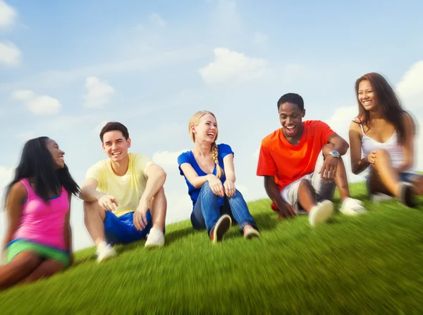 Jóvenes amigos al aire libre — Foto de Stock