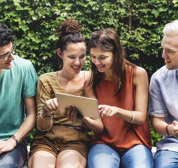 Freunde mit digitalem Gerät — Stockfoto