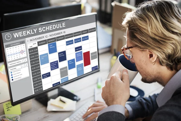 Geschäftsmann im Büro arbeitet mit Computer — Stockfoto