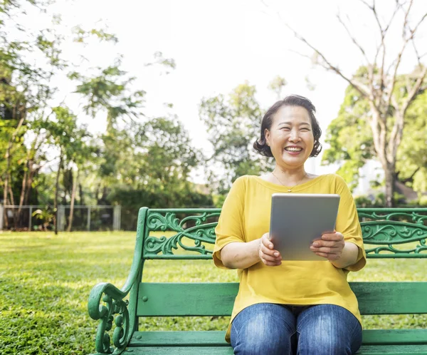 Frau allein im Park — Stockfoto