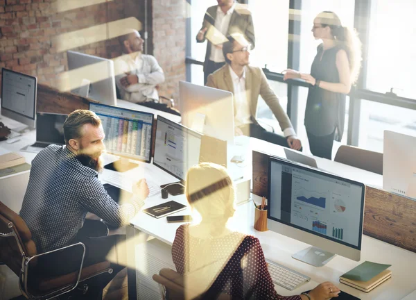 Gente de negocios trabajando en oficina — Foto de Stock