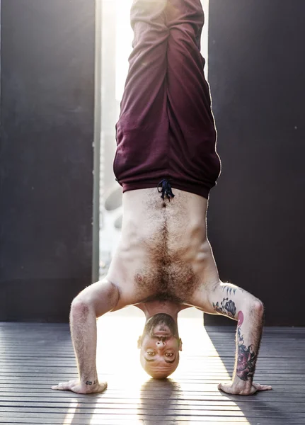 Homme Pratique Pose Yoga — Photo