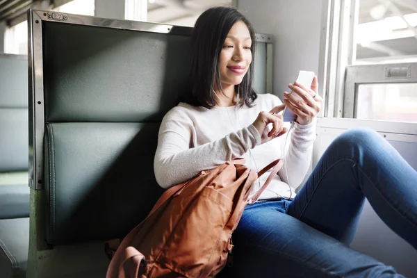 Asiática dama viaja con el teléfono — Foto de Stock