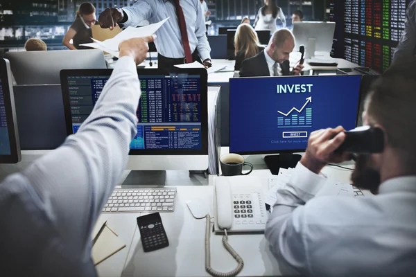 Zakelijke mensen die werken en investeren — Stockfoto