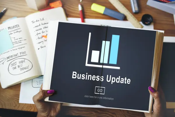 Vrouw met boek met business-update — Stockfoto