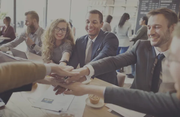 Menschen machen Haufen von Händen — Stockfoto