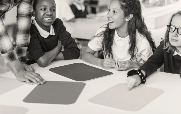 Kinderen die studeren in de bibliotheek — Stockfoto