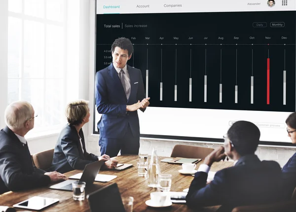 Empresários em reunião com painel — Fotografia de Stock