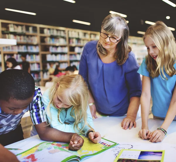 Élèves ayant des cours à l'école — Photo