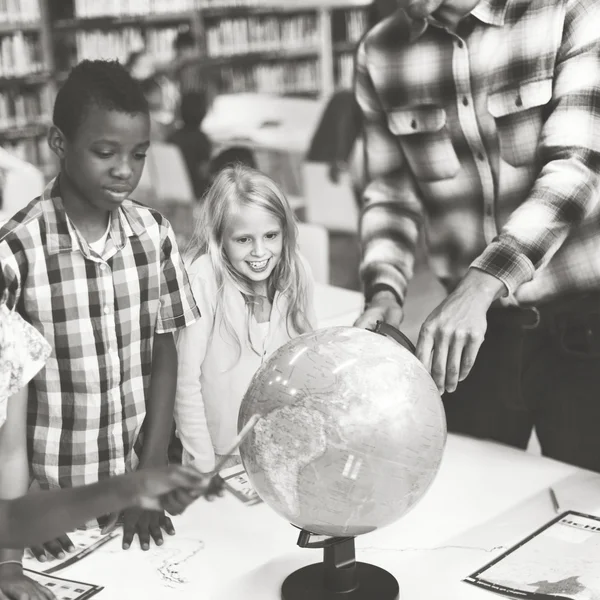 Elever som har lektion i skolan — Stockfoto