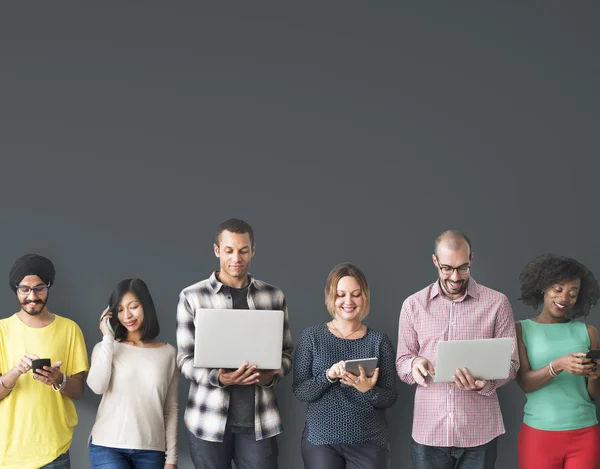 Diversité Personnes munies d'appareils numériques — Photo