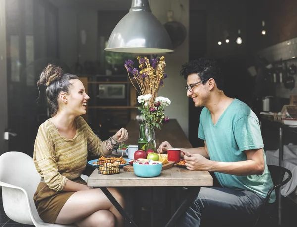 Casal Comer Alimentos — Fotografia de Stock