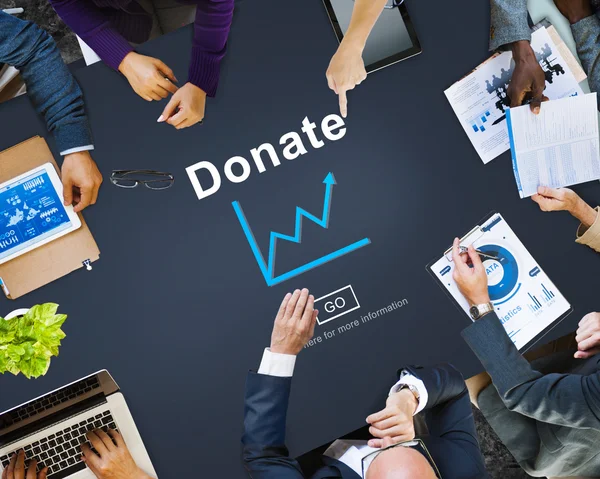 Geschäftsleute zeigen auf Spenden — Stockfoto