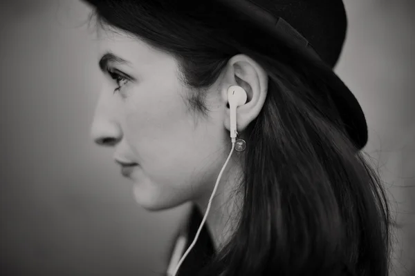 美しい女性は、音楽を聴く — ストック写真