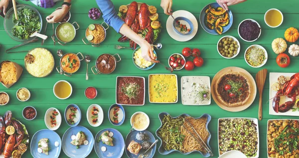 Vrienden eten voor grote tafel — Stockfoto