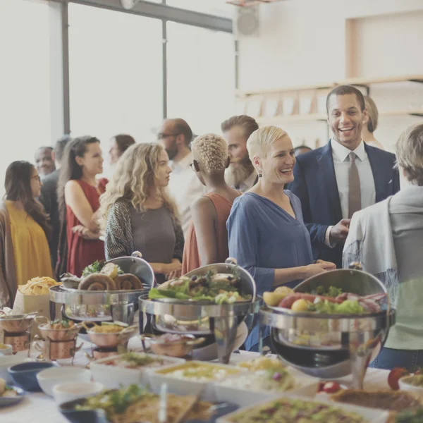 Menschen mit Tassen und Tellern — Stockfoto