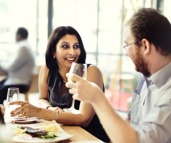 Menschen genießen Essen — Stockfoto