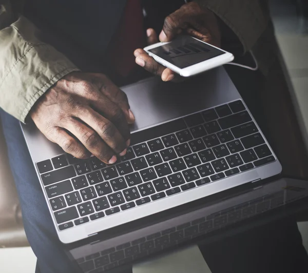 Affärsman med Digital Laptop — Stockfoto