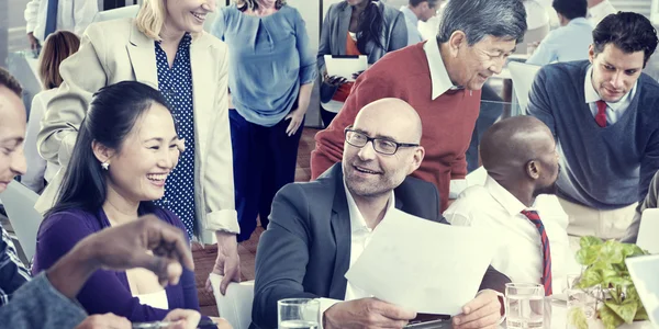 Les gens d'affaires travaillant dans le bureau — Photo