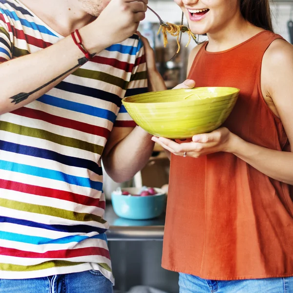 Casal juntos cozinhar — Fotografia de Stock