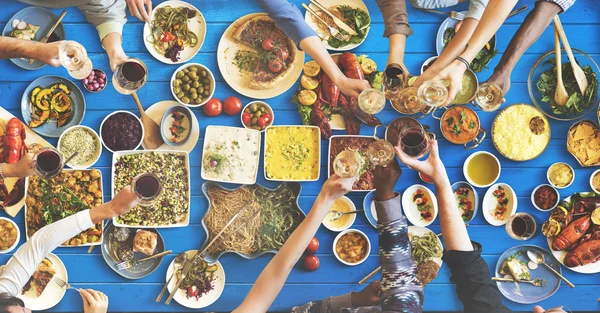 Amigos comendo para grande mesa — Fotografia de Stock