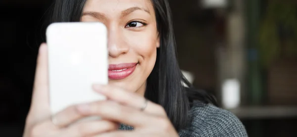 Mujer con teléfono móvil —  Fotos de Stock