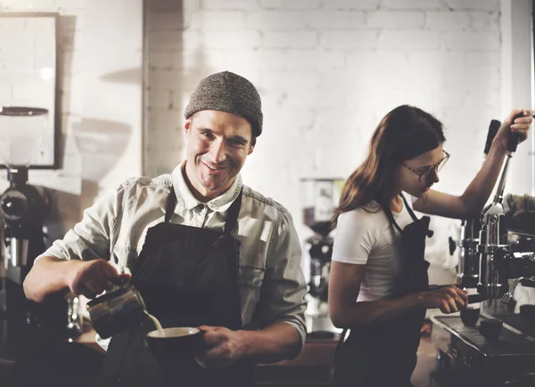 Barista kahve yapıyor makine — Stok fotoğraf