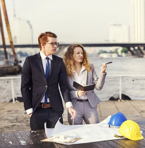 Ingenieros de hombre de negocios y mujer de negocios —  Fotos de Stock