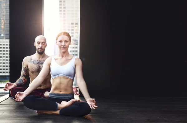 Kadın ve erkek poz Yoga uygulamak — Stok fotoğraf