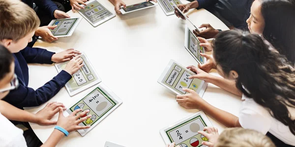 Kinderen met behulp van laptops — Stockfoto