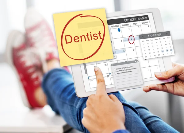 Tableta digital con dentista —  Fotos de Stock