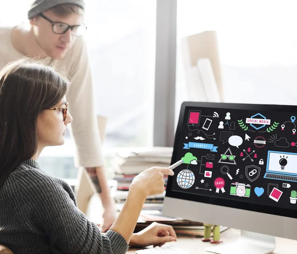 Mujer mostrando en monitor con multi-media — Foto de Stock