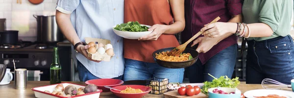 Vänner matlagning på kök — Stockfoto