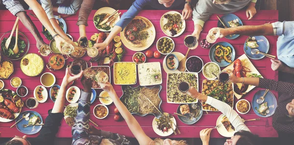 Amigos comendo para grande mesa — Fotografia de Stock