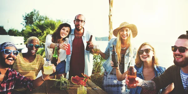 Amis heureux s'amusent à l'été — Photo