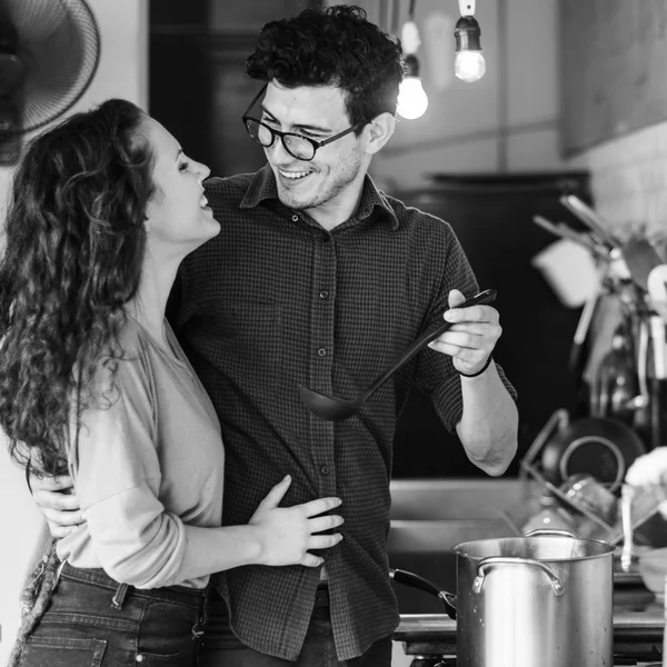 Casal juntos cozinhar — Fotografia de Stock