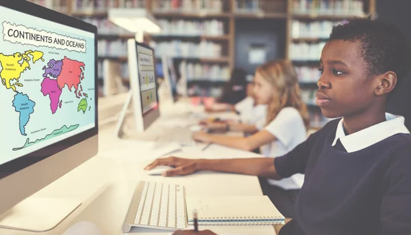 Kinderen in de klas van de computer — Stockfoto