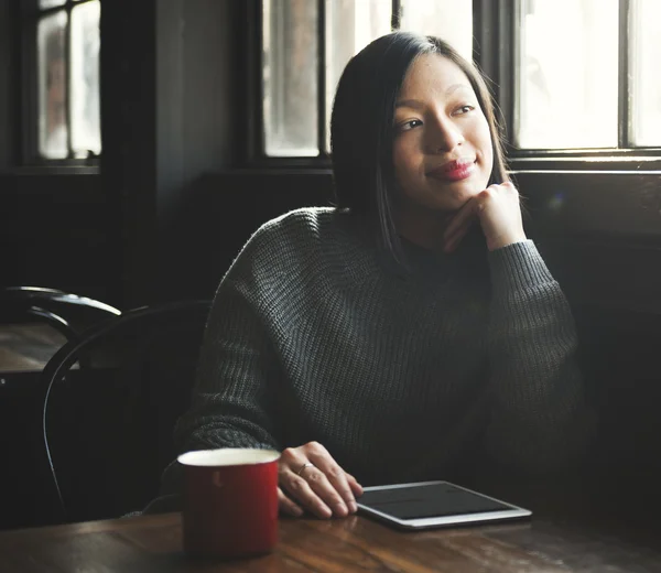 Femme asiatique avec dispositif numérique — Photo